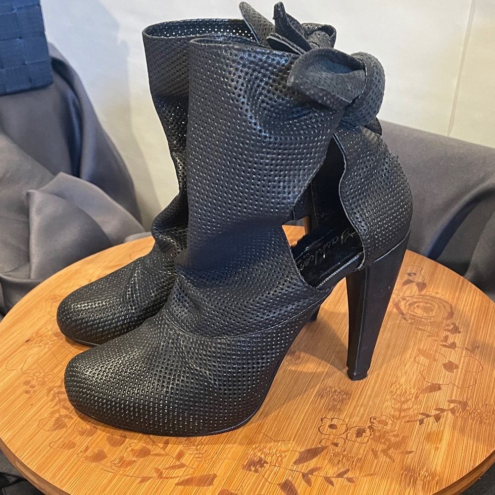 Tashkent Black leather Ankle Booties size 39 80's rock Madonna